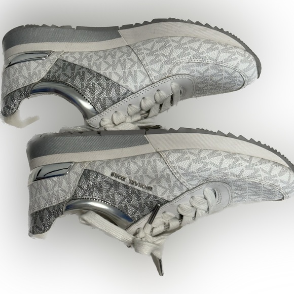 Women’s Micheal kors shoes - Picture 3 of 3